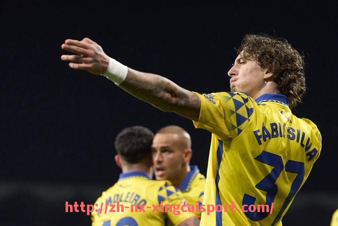 杏彩体育-法甲球队战术演变及进攻防守体系变化研究